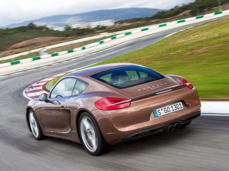 «Корму» украшает выдвижное «антикрыло», а задняя дверь открывает доступ к погрузочному пространству