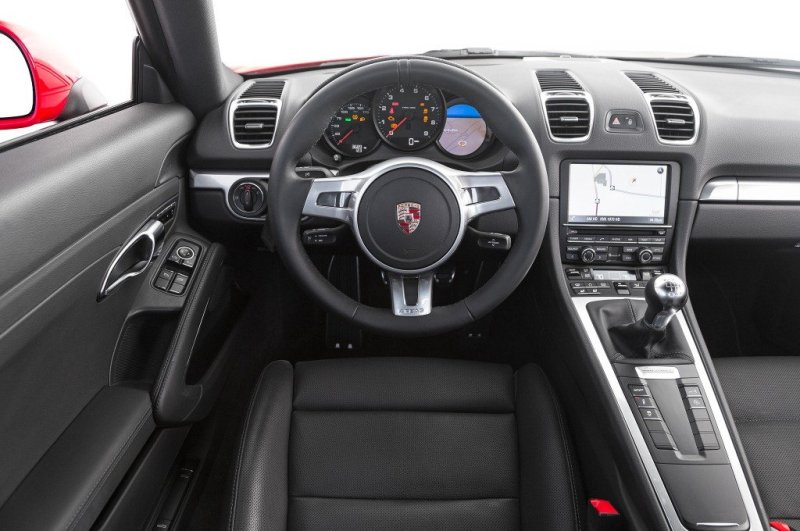 «Кокпит» оформлен функционально и привлекательно – в спортивном ключе