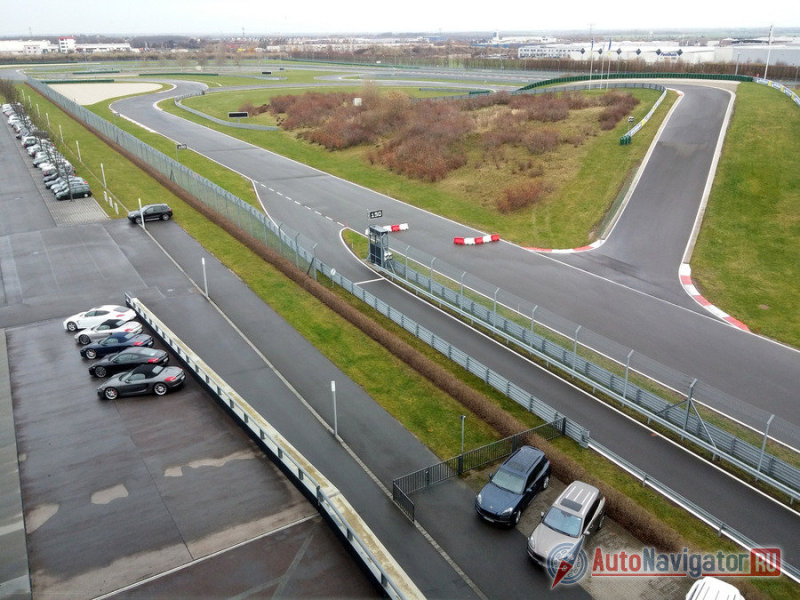 На заводе в Лейпциге имеется большой полигон для испытаний спорткаров и кроссоверов