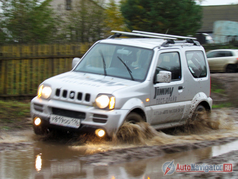 Грязевые упражнения Suzuki Jimny преодолел играючи