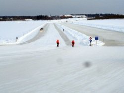 ГИБДД рекомендует водителям быть осторожными на ледовых переправах