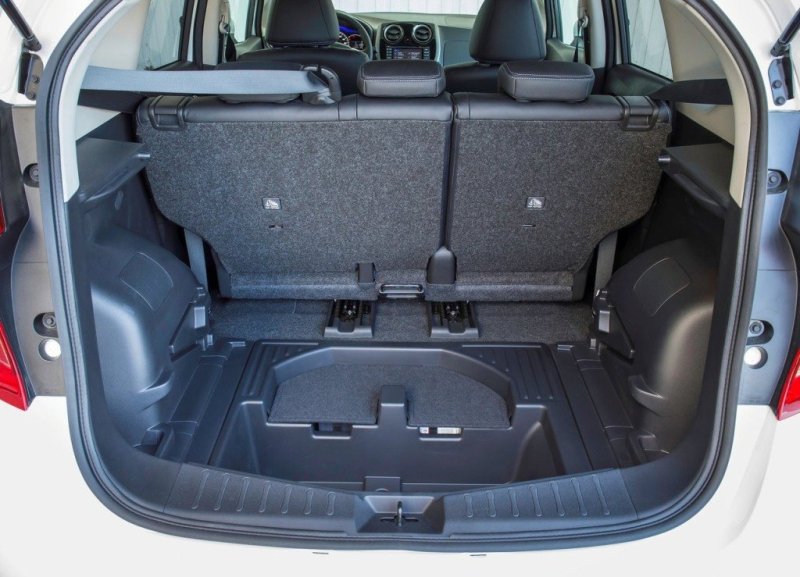 За спинками задних сидений предусмотрен переставляемый фальшпол Flexiboard