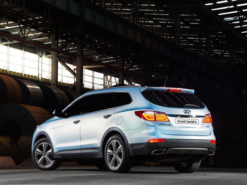 Корма симпатична, но некоторую тяжеловесность создает огромный бампер