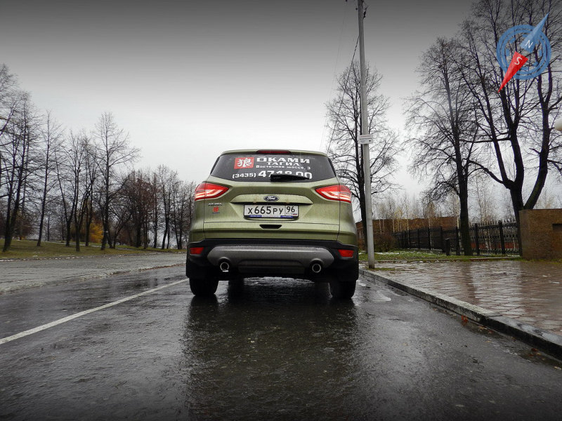 Две выхлопные трубы с прикрытыми «бочками» глушителя, разнесенные к бортам - одно из множества интересных стилистических решений