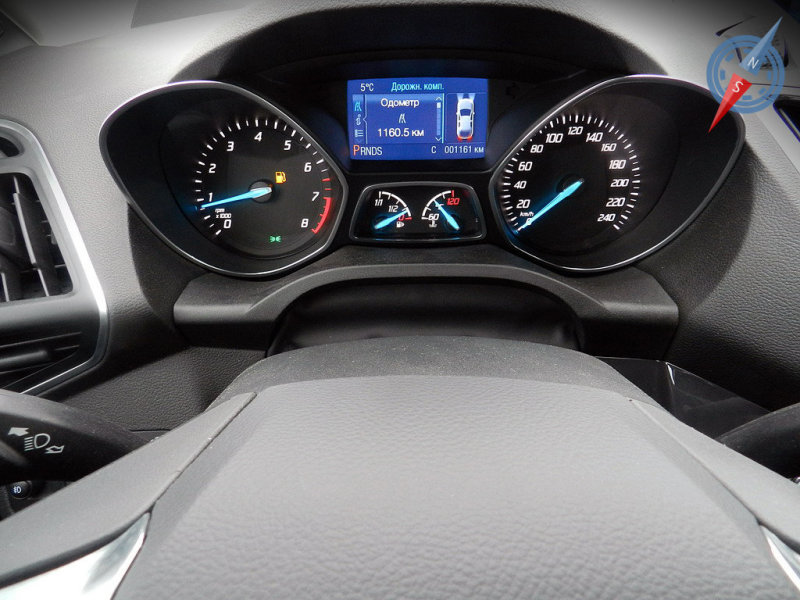 Показания приборов информативны, а встроенный рядом со шкалами дисплей позволяет следить даже за распределением крутящего момента