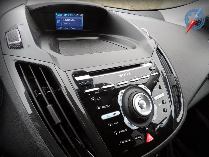 Музыкальная система от Sony неплохо выглядит и звучит, но мелкие кнопки, немного портят удобство ее управлением