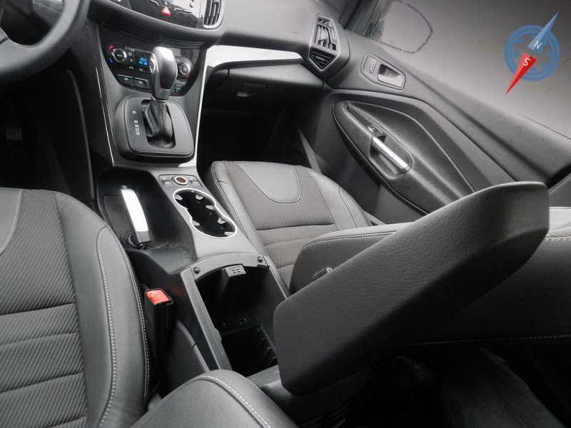 Под удобным подлокотником находится весьма вместительная ниша для мелких вещей