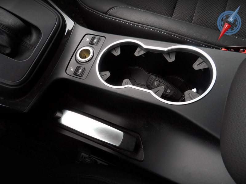 Салон тестовой версии Ford Kuga был сплошь отделан хромированными вставками. Не обошли стороной даже пресловутые подстаканники