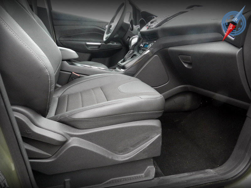 Восходящая форма крышки бардачка обуславливает его ограниченную вместимость