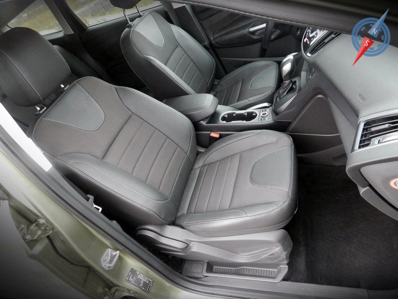 Передние кресла представляют собой удачный компромисс жесткости и комфорта