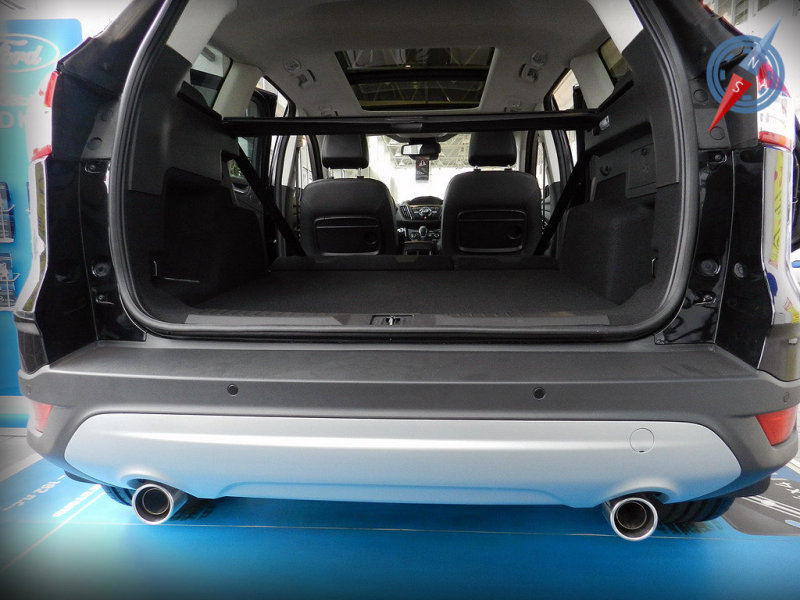 Второй ряд сидений складывается вровень с полом багажного отделения, что благоприятно сказывается на возможности дальних путешествий и перевозке крупногабаритных грузов