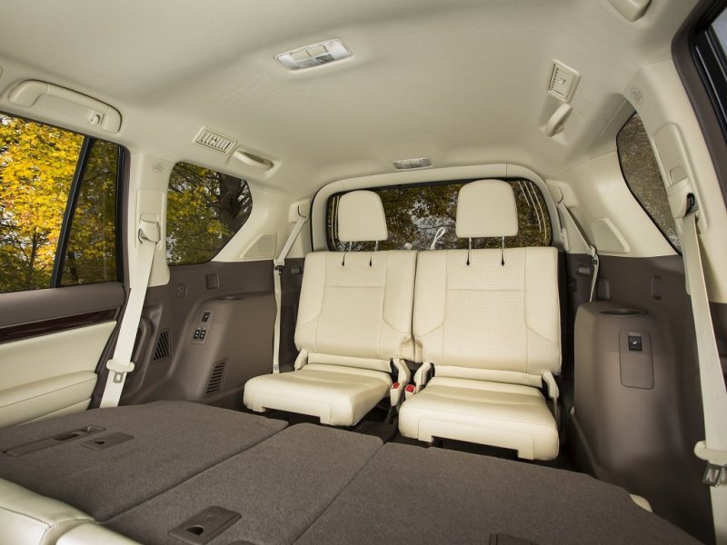 На галерке тесно, зато второй ряд просторен