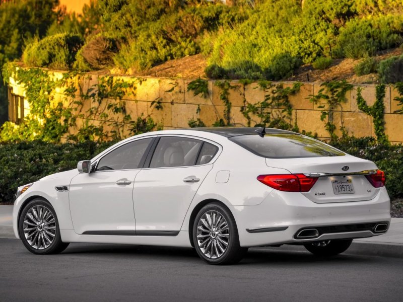 С «кормы» люкс-седан смоторится не хуже, чем в других ракурсах