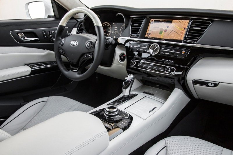 По центру передней панели размещен 9,2-дюймовый сенсорный монитор: навигация и управления бортовыми системами