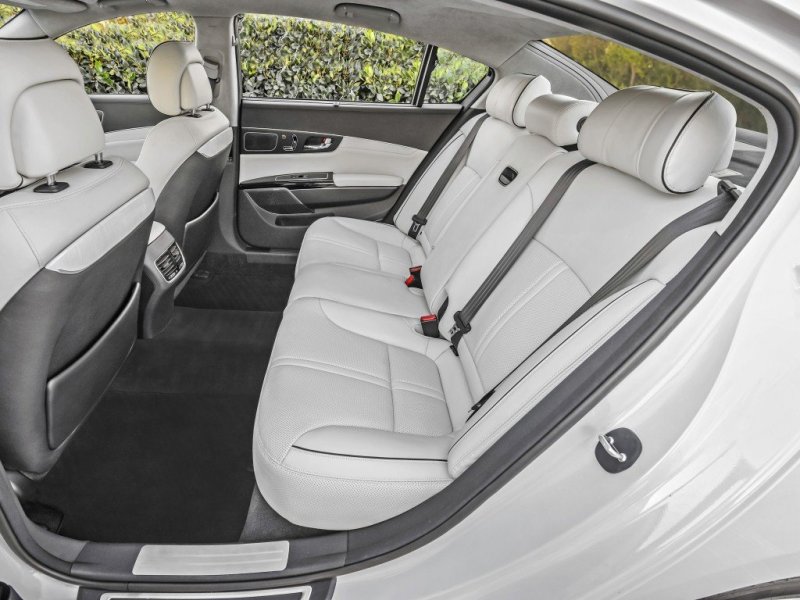 Во 2-м ряду необыкновенно просторно: трое взрослых устраиваются свободно и удобно