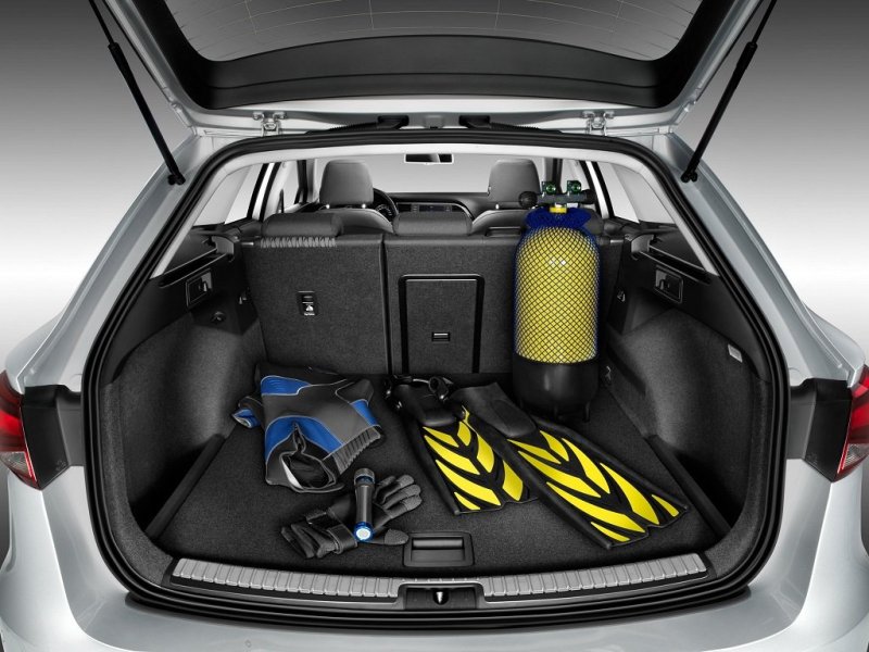 Объем багажного отсека равен 587 литрам