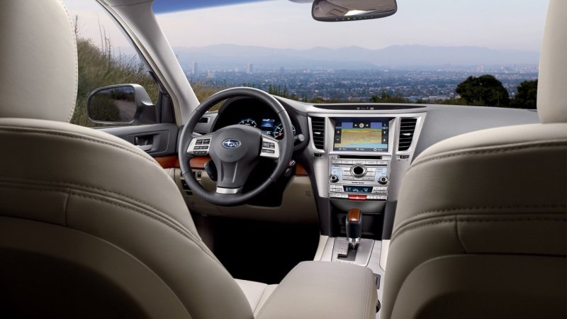 Подгонка элементов на высоком уровне, жаль, что пластик передней панели твердый