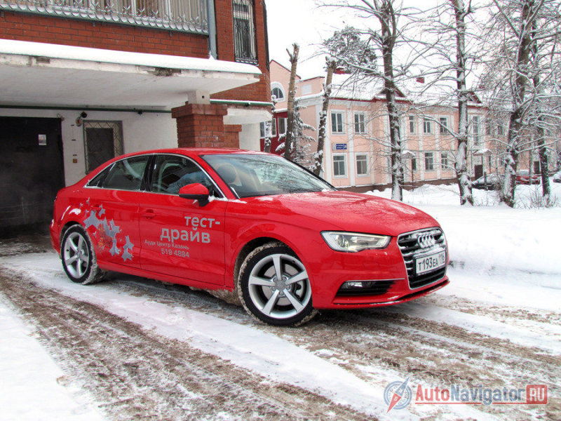 Тестовый экземпляр ярко-алого цвета с бензиновым турбомотором 1.8 TFSI (180 л.с., 250 Нм) и роботизированной коробкой S-tronic, в моноприводном исполнении со спортивным пакетом отчаянно противился русской зиме