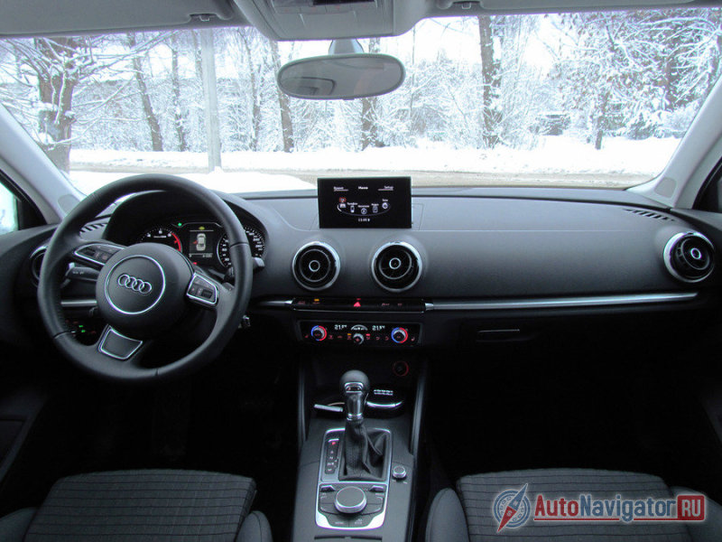 В интерьере присутствует добротность, но отсутствует основательность, характерная для старших моделей. Вместо этого лёгкость, лаконичность, минимализм, подкрепленные высоким качеством материалов