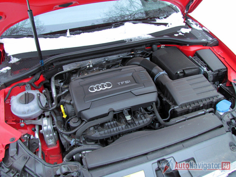 Бензиновый турбомотор 1.8 TFSI (180 л.с., 250 Нм) везет A3 с неиссякаемой тягой. В контексте проблем с повышенным расходом масла натуральный щуп – благо