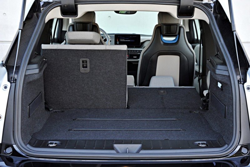 Складные спинки задних сидений намного увеличивают погрузочное пространство