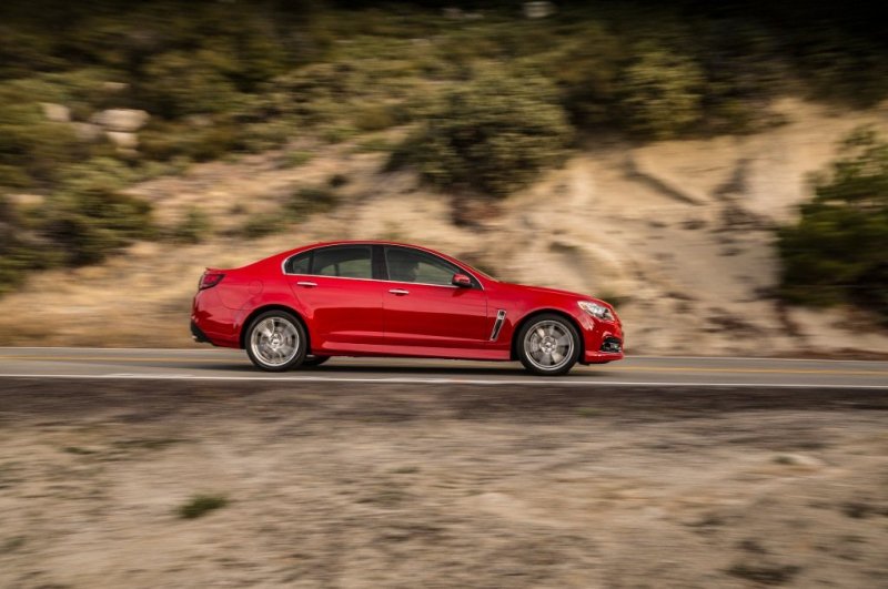 Габаритный седан мягких очертаний и спортивных пропорций