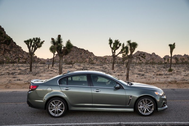 Удлиненный капот, слегка «оттопыренные» колесные вырезы. На «корме» едва заметный козырек «спойлера»