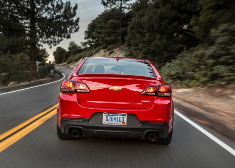 Характерный для Chevrolet дизайн «кормы» декорирован крупнокалиберными выхлопными патрубками