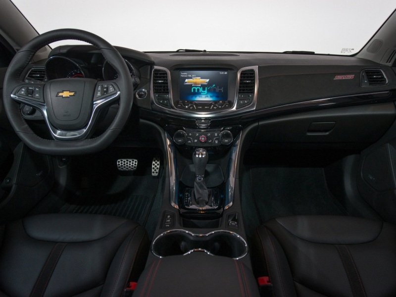 Обшитая кожей могофункциональная «баранка» регулируется по углу наклона и вылету, спорт-сиденья обиты натуральной кожей