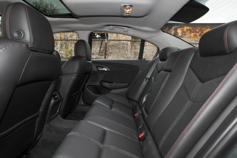 Во втором ряду по-настоящему просторно – не тесно втроем