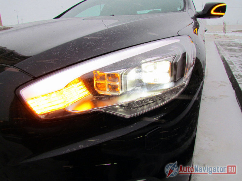 Жемчужина всего Quoris и в особенности передней части – солидная светодиодная оптика. Квадратики блоков светодиодов напоминают фасетчатые глаза насекомых. Чуть ниже - росчерк дневных ходовых огней, а в верхней части фары – матовая световая планка