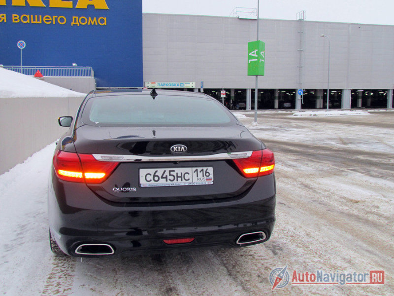 Корма сильно напоминает BMW седьмой серии