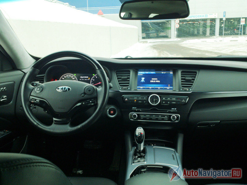 Прорисовка салона получилась значительно сдержаннее. В интерьере седана есть основательность, но нет лаконичности, стиля. Внутри Kia Quoris слишком много похожих на конкурентов мотивов