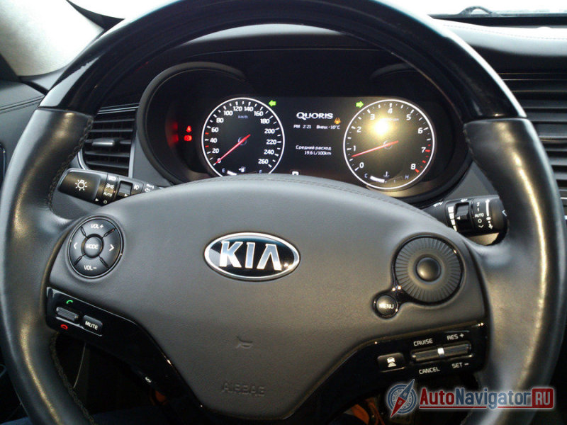 Примечательно, что в такой атмосфере нарисованные на дисплее приборы воспринимаются органичными, чего однозначно не скажешь о компьютерных шкалах спидометра и тахометра у Jaguar XJ или Mercedes-Benz S-класса W222