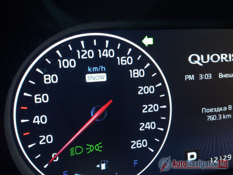 Минимизировать риски в плохую погоду можно специальной кнопкой на центральном тоннеле – Snow Mode, индикация работы которой есть на дисплее приборов