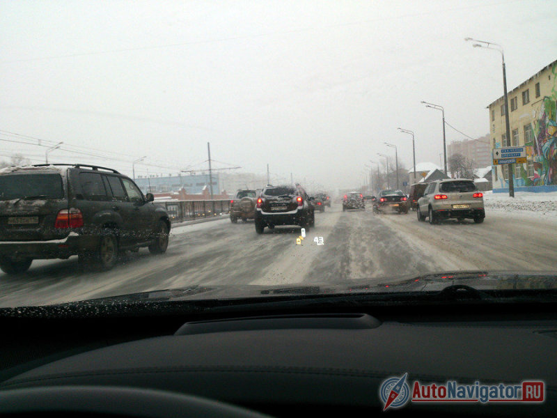 1Креслу остро не хватает запаса регулировки по высоте. Сесть ниже не просто хочется – требуется. Показательно, что при росте 190 см информацию с устройства, проецирующего скорость и мертвые зоны на стекло, удается считать не с каждого ракурса