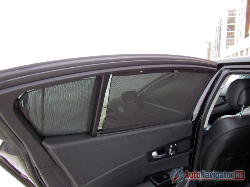 При всем обилии электрорегулировок, задние подголовники и боковые шторки приводятся в действие мышечной силой