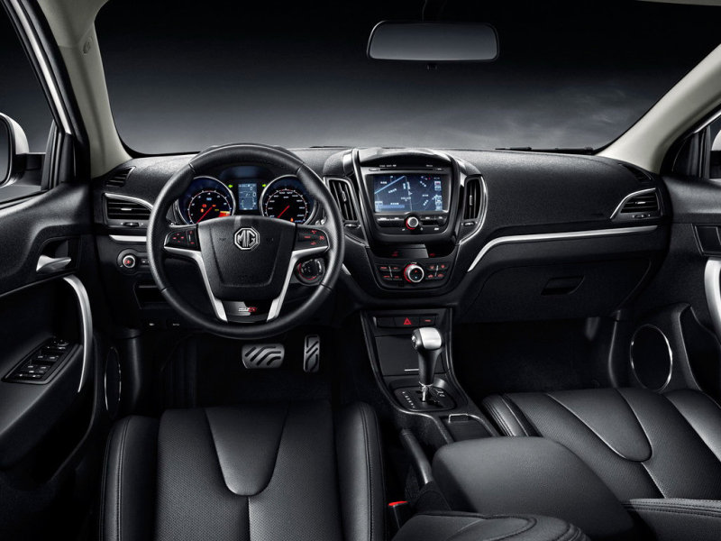 Дизайн передней панели приветлив, но выполнена она из твердого пластика, в глаза бросается центральная консоль