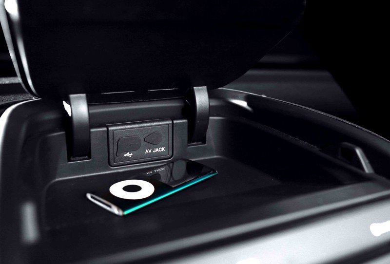 На самом верху центральной консоли расположен бокс