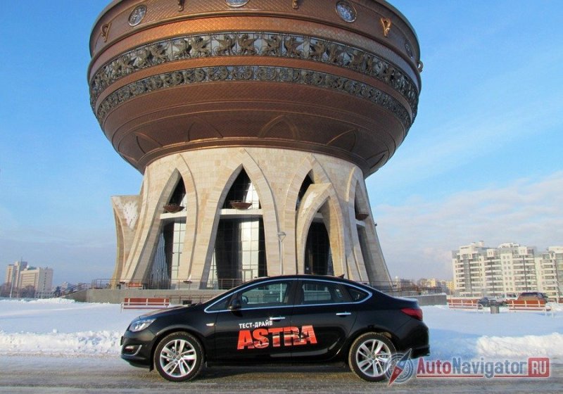 Силуэт автомобиля получился симпатичным и сбалансированным. Сбоку отчетливо видно, как плавно и пропорционально выполнен изгиб в районе багажника, умело вписавший корму в общий образ