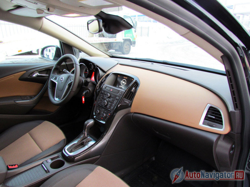 Сохранились и незначительные огрехи в эргономике. Обзорность «Астры» приемлема, но не эталонна. Сильнее всего мешают «слепые» передние стойки