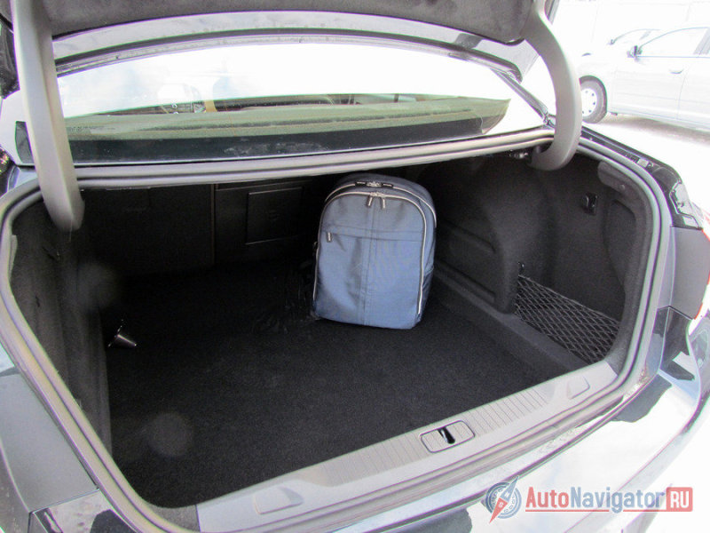 По сравнению с хэтчбеком, в стандартном состоянии объем кофра для поклажи вырос на 90 литров (до 460 л), хотя если сравнить вместимость багажников со сложенными сидениями, то выяснится, что в пятидверную «Астру» поместиться больше.  При этом пользоваться багажником седан удобнее, чем обычно. Проём широкий, погрузочная высота приемлемая, организация пространства разумная