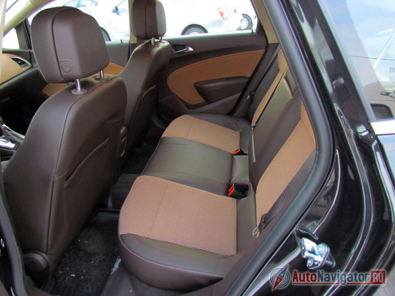 Пространства на заднем диване немного. В сегменте есть и значительно более просторные автомобили. Высокий за высоким сядет с минимальным запасом в коленьях и лёгким прикосновением головы к потолку из-за заметно спускающийся вниз линии крыши