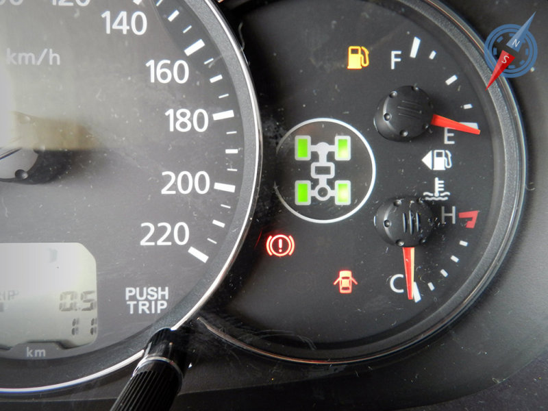 Специальная индикация на панели приборов не дает забыть о текущем режиме раздаточной коробки