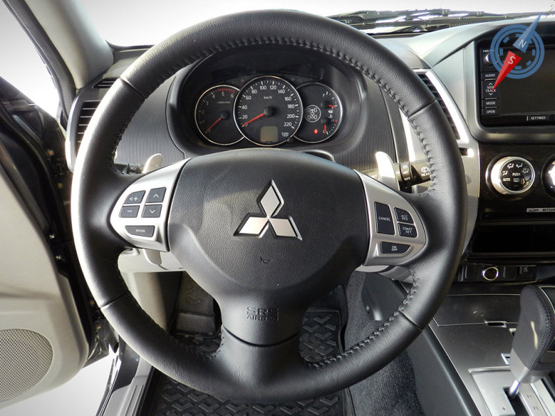 Мультифункциональное рулевое колесо скрывает за собой «лепестки» ручного управления КПП