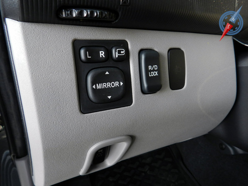 Неподалеку от блока регулировок зеркал расположилась клавиша блокировки дифференциала заднего моста