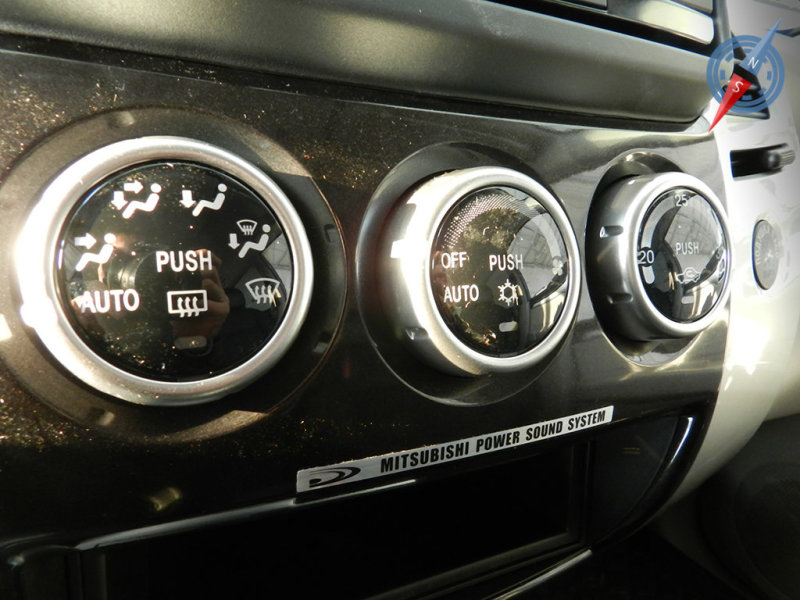 «Крутилки» климатической установки вызывают удивление своим аскетизмом. Зато пользоваться ими можно «вслепую» 