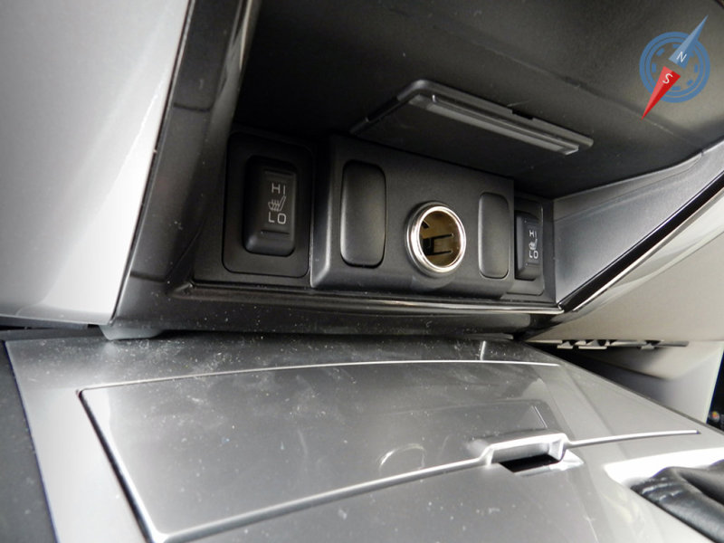 Кнопки включения подогрева сидений расположены под центральной консолью, что чрезвычайно неудобно