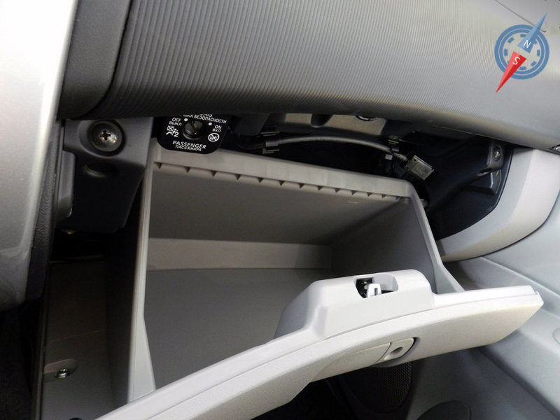 В объемном бардачке скрывается шнур USB порта