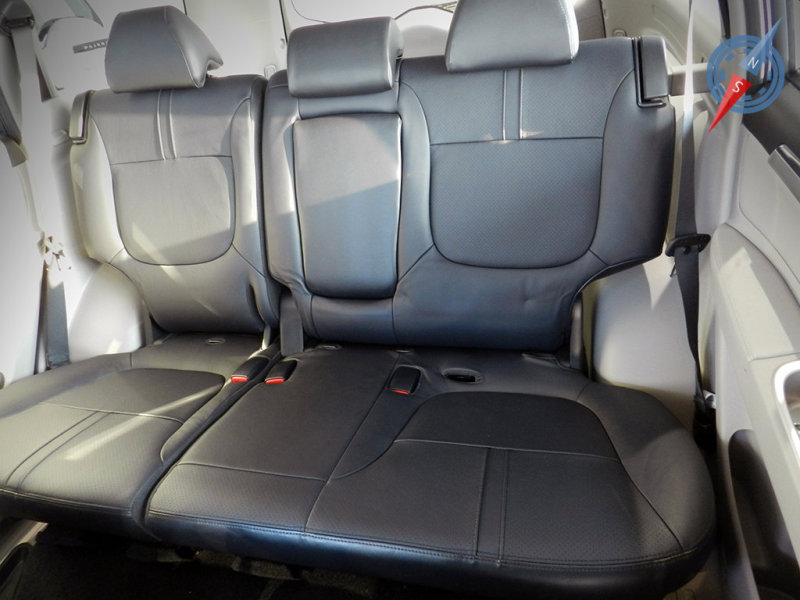 Задний диван порадует троих седоков простором, разве что в плечах может быть тесновато